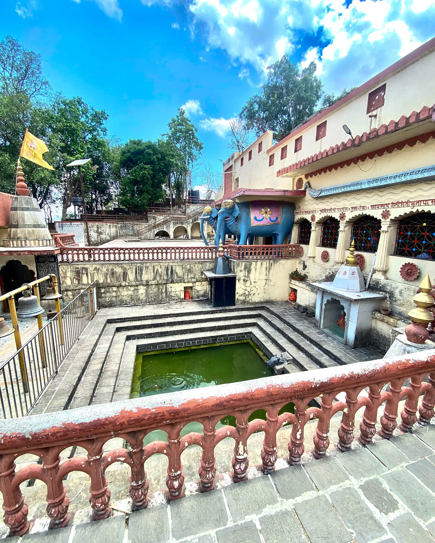 Kavnai Fort and Temple